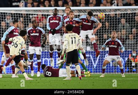 London, Großbritannien. November 2021. Trent Alexander-Arnold (Liverpool, 66) punktet mit einem Freistoß während des Spiels der West Ham gegen die Liverpool Premier League im London Stadium Stratford. Quelle: MARTIN DALTON/Alamy Live News Stockfoto