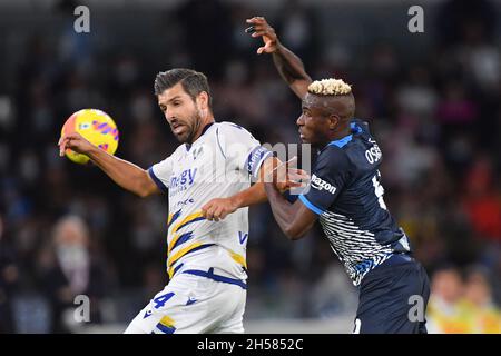 Neapel, Italien. November 2021. Miguel Veloso, Mittelfeldspieler von Hellas Verona, tritt mit dem napoliischen Stürmer Victor Osimhen während des Spiels der SSC Napoli gegen den FC Hellas Verona, italienische Fußballserie A in Neapel, Italien, November 07 2021 Kredit: Unabhängige Fotoagentur/Alamy Live News Stockfoto