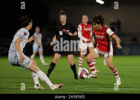 London, Großbritannien. November 2021. London, England, 7. November 20 Mana Iwabuchi (23 Arsenal) in Aktion während des Barclays FA Womens Super League-Spiels zwischen Arsenal und Westham im Meadow Park in London, England. Liam Asman/SPP Credit: SPP Sport Press Photo. /Alamy Live News Stockfoto