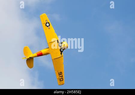 North American T-6 Texan G-TXAN, Harvard, Trainingsflugzeug des Zweiten Weltkriegs in Dalton Barracks, ehemals RAF Abingdon, Großbritannien. Gelbtöne in US-Marineblau Stockfoto