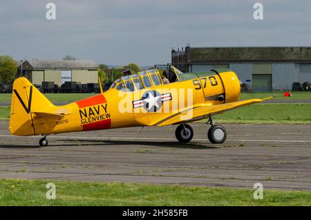 North American T-6 Texan G-TXAN, Harvard, Trainingsflugzeug des Zweiten Weltkriegs in Dalton Barracks, ehemals RAF Abingdon, Großbritannien. Gelbtöne in US-Marineblau Stockfoto