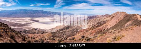 Toller Blick von Dantes Blick über das Badwater Basin, Death Valley in den USA Stockfoto