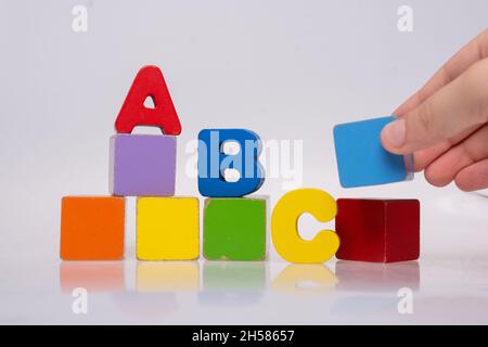 Bunte Buchstaben mit Alphabet auf Bläschen als Bildungskonzept Stockfoto