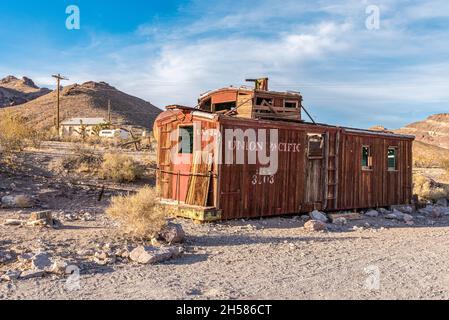 Ein alter Zugwagen in Geisterstadt Rhyolith im Death Valley, USA Stockfoto