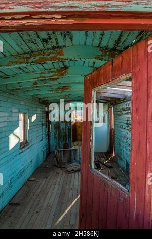 Blick in einen alten Waggon in der Geisterstadt Rhyolite im Death Valley, USA Stockfoto