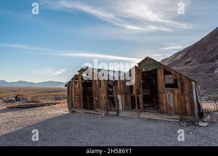 Zwei verlassene Schuppen in der Geisterstadt Rhyolite im Death Valley, USA Stockfoto