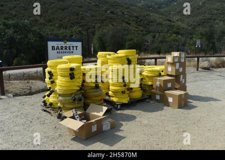 CAL Fire Schlauchpakete und zugehörige Ventile warten auf den Einsatz bei Wildlandbränden östlich von San Diego, Kalifornien. Stockfoto