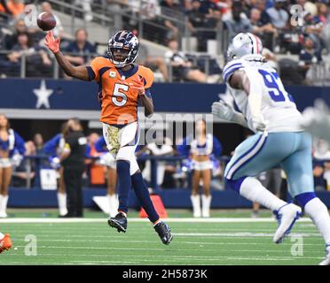 Arlington, Usa. November 2021. Denver Broncos Teddy Bridgewater wirft während ihres NFL-Spiels im AT&T Stadium in Arlington, Texas, am Sonntag, den 7. November 2021, gegen die Dallas Cowboys. Foto von Ian Halperin/UPI Credit: UPI/Alamy Live News Stockfoto