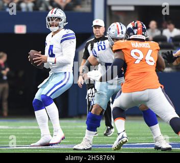 Arlington, Usa. November 2021. Dallas Cowboys Dak Prescott scheint während ihres NFL-Spiels im AT&T Stadium in Arlington, Texas, am Sonntag, den 7. November 2021, gegen die Denver Broncos zu werfen. Foto von Ian Halperin/UPI Credit: UPI/Alamy Live News Stockfoto