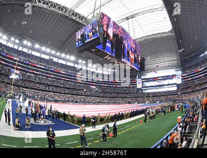 Arlington, Usa. November 2021. Die Dallas Cowboys ehren Veteranen vor dem Denver Broncos NFL-Spiel im AT&T Stadium in Arlington, Texas am Sonntag, den 7. November 2021. Foto von Ian Halperin/UPI Credit: UPI/Alamy Live News Stockfoto