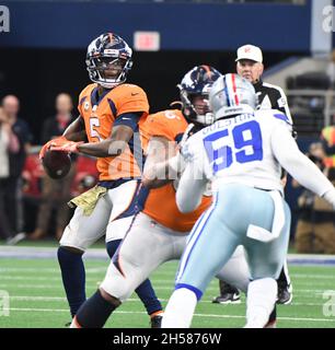 Arlington, Usa. November 2021. Denver Broncos Teddy Bridgewater scheint während ihres NFL-Spiels im AT&T Stadium in Arlington, Texas, am Sonntag, den 7. November 2021, gegen die Dallas Cowboys zu kämpfen. Foto von Ian Halperin/UPI Credit: UPI/Alamy Live News Stockfoto