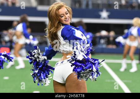 Arlington, Usa. November 2021. Ein Dallas Cowboys Cheerleader spielt während des Dallas Cowboys und Denver Broncos NFL Spiels im AT&T Stadium in Arlington, Texas am Sonntag, den 7. November 2021. Foto von Ian Halperin/UPI Credit: UPI/Alamy Live News Stockfoto