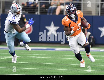 Arlington, Usa. November 2021. Denver Broncos Javonte Williams kommt während ihres NFL-Spiels im AT&T Stadium in Arlington, Texas, am Sonntag, den 7. November 2021, vor die Verteidigung der Dallas Cowboys. Foto von Ian Halperin/UPI Credit: UPI/Alamy Live News Stockfoto