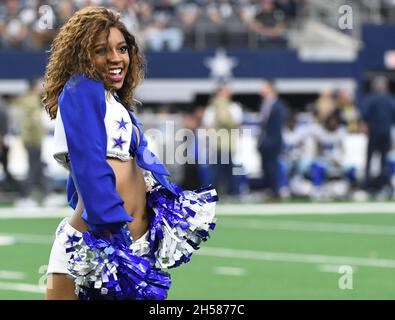 Arlington, Usa. November 2021. Ein Dallas Cowboys Cheerleader tritt während des Dallas Cowboys und Denver Broncos NFL Spiels im AT&T Stadium in Arlington, Texas am Sonntag, 7. November 2021, auf. Foto von Ian Halperin/UPI Credit: UPI/Alamy Live News Stockfoto