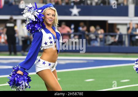 Arlington, Usa. November 2021. Ein Dallas Cowboys Cheerleader spielt während des Dallas Cowboys und Denver Broncos NFL Spiels im AT&T Stadium in Arlington, Texas am Sonntag, den 7. November 2021. Foto von Ian Halperin/UPI Credit: UPI/Alamy Live News Stockfoto