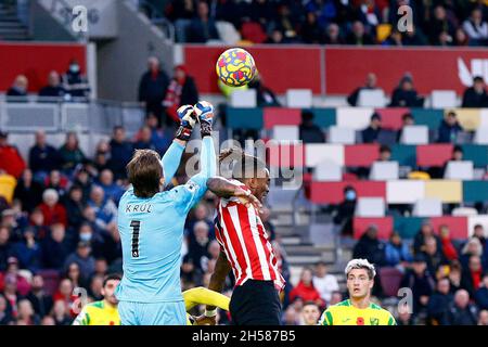 London, Großbritannien. November 2021. Tim Krul von Norwich City kommt beim Premier League-Spiel zwischen Brentford und Norwich City am 6. November 2021 im Brentford Community Stadium in London, England, zum Luftball vor Ivan Toney von Brentford. (Foto von Mick Kearns/phcimages.com) Credit: PHC Images/Alamy Live News Stockfoto