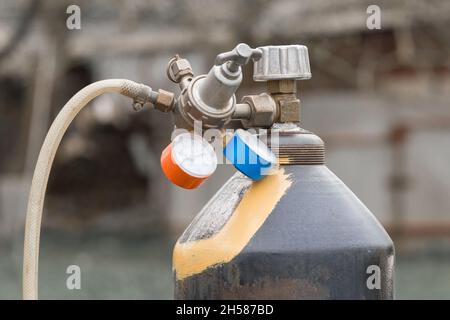 Kohlendioxidflasche mit Getriebe, industrielles Gasflaschensystem. Stockfoto