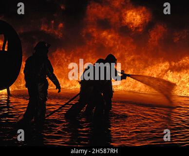 USMC Aircraft Rescue Fire Fighters arbeiten in der Flammengrube bei MCAS Miramar, San Diego, Kalifornien. Stockfoto