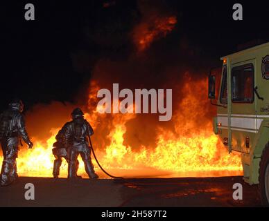 USMC Aircraft Rescue Fire Fighters arbeiten in der Flammengrube bei MCAS Miramar, San Diego, Kalifornien. Stockfoto