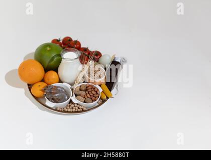 Elimination Diät-Konzept. Lebensmittelallergene auf dem Teller - Fisch, Meeresfrüchte, Milchprodukte, Erdnüsse, Nüsse, Eier, Schokolade, Weizen, Soja, Zitrusfrüchte. Stockfoto