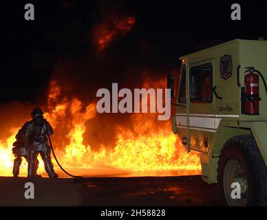 USMC Aircraft Rescue Fire Fighters arbeiten in der Flammengrube bei MCAS Miramar, San Diego, Kalifornien. Stockfoto