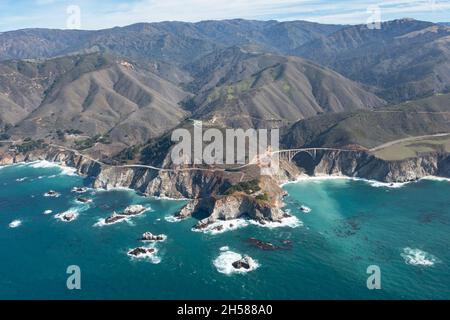 Der Pazifik fließt an die wunderschöne Küste Kaliforniens, nicht weit südlich von Monterey. Der Pacific Coast Highway verläuft direkt entlang dieser Region. Stockfoto