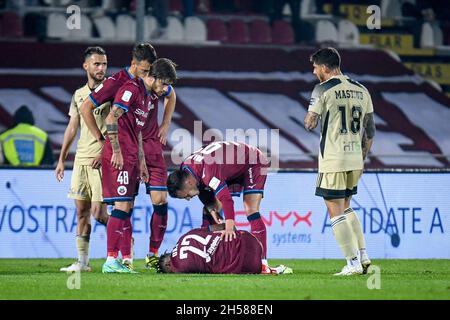 Orji Okwonkwo (Cittadella) verletzten sich nach dem Foul von Adam Nagy (Pisa) während DER ZEIT ALS Cittadella gegen AC Pisa, Italienische Fußballmeisterschaft BKT in Cittadella (PD), Italien, November 07 2021 Stockfoto