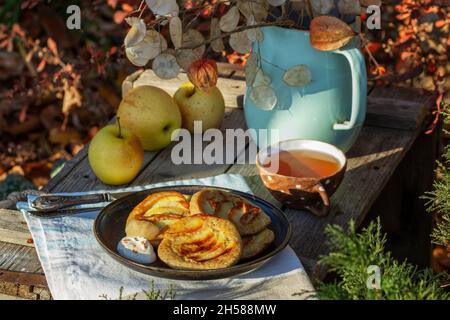 Pfannkuchen mit Vollkornbrot, serviert mit Tee im Garten. Rustikaler Stil. Stockfoto