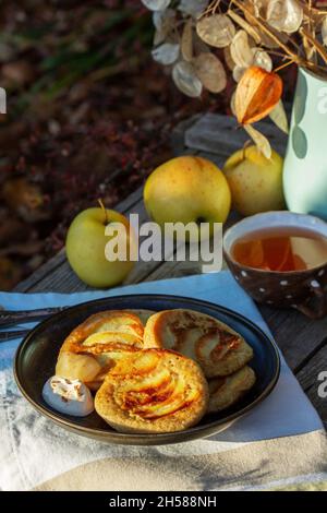 Pfannkuchen mit Vollkornbrot, serviert mit Tee im Garten. Rustikaler Stil. Stockfoto