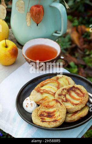 Pfannkuchen mit Vollkornbrot, serviert mit Tee im Garten. Rustikaler Stil. Stockfoto