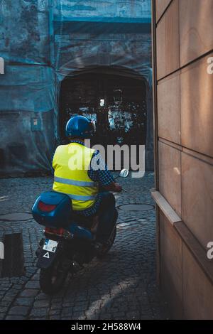 Mann auf dem Roller, kleine Straßen in der Stadt Stockfoto