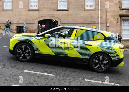 Elektromobilitäts-Straßen-Polizeikonzeptwagen im Einsatz auf der COP26 UN-Klimakonferenz, Glasgow, Schottland, Großbritannien Stockfoto