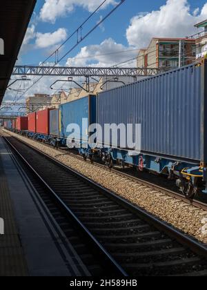 Eisenbahnwaggons mit Containern für den Transport von Waren auf einem Bahnhof gestoppt, Verteilung und Güterverkehr mit Eisenbahnen, globale crisi Stockfoto