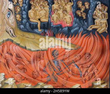 Das Gemälde, das in der Hölle brennende Seelen an der Wand des Klosters Cormaia in Rumänien darstellt Stockfoto