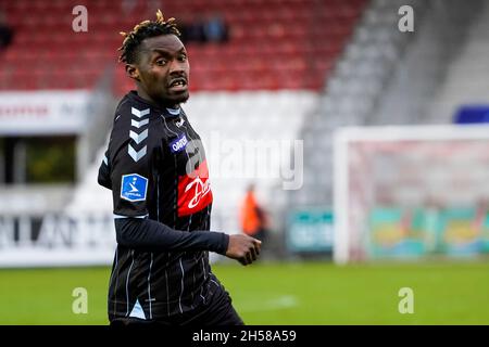 Vejle, Dänemark. November 2021. Rilwan Hassan (77) aus Soenderjyske, der während des 3F-Superliga-Spiels zwischen Vejle Boldklub und Soenderjyske im Vejle-Stadion in Vejle gesehen wurde. (Foto: Gonzales Photo/Alamy Live News Stockfoto