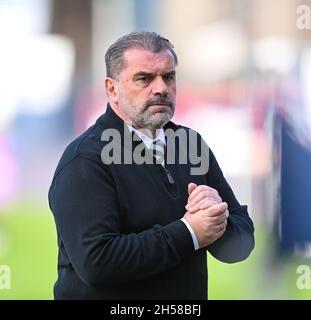 Celtic FC-Managerin Ange Postecoglou vor dem Spiel der Cinch Premiership im Kilmac Stadium, Dundee. Bilddatum: Sonntag, 7. November 2021. Stockfoto