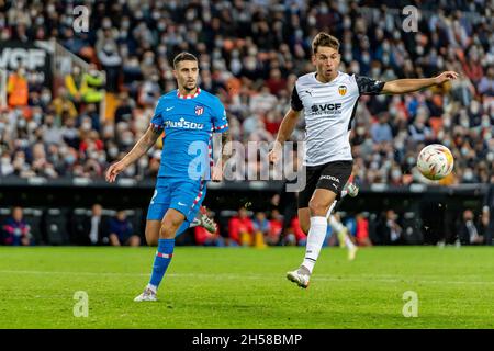 Valencia, Spanien. November 2021. Hugo Duro von Valencia CF und Jose Maria Gimenez De Vargas von Atletico de Madrid in Aktion während des spanischen Fußballspiels der LaLiga zwischen Valencia CF und Atletico de Madrid im Mestalla-Stadion.Endstand: Valencia 3:3 Atletico de Madrid. (Foto: Xisco Navarro/SOPA Images/Sipa USA) Quelle: SIPA USA/Alamy Live News Stockfoto