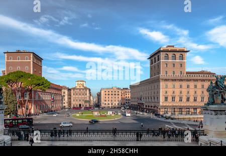 Piazza Venezia in Rom, Italien, vom Nationaldenkmal Viktor Emmanuel II. Aus gesehen, mit dem Palazzo Venezia auf der linken Seite und der Via del Corso im Hintergrund Stockfoto