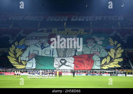 Mailand, Italien. . November 2021. Die Fans des AC Mailand sind vor dem Spiel der Serie A zwischen AC Mailand und dem FC Internazionale im Stadio Giuseppe Meazza am 7. November 2021 in Mailand, Italien, zu sehen. Quelle: Marco Canoniero/Alamy Live News Stockfoto