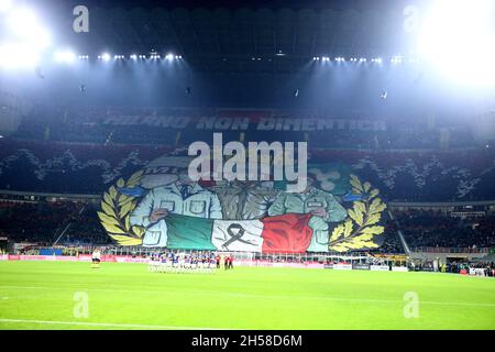 Mailand, Italien. . November 2021. Die Fans des AC Mailand sind vor dem Spiel der Serie A zwischen AC Mailand und dem FC Internazionale im Stadio Giuseppe Meazza am 7. November 2021 in Mailand, Italien, zu sehen. Quelle: Marco Canoniero/Alamy Live News Stockfoto