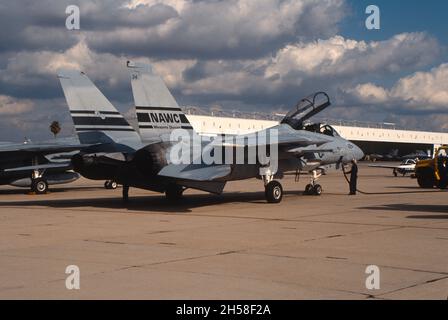 Das Naval Air Weapons Center F-14 wird bei NAS Miramar, San Diego, Kalifornien, aufgetankt Stockfoto