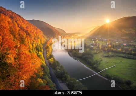 Schöner Sonnenuntergang in den Bergen im Herbst. Luftaufnahme Stockfoto