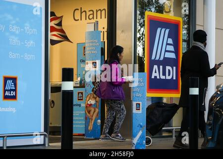 London, Großbritannien. November 2021. Die Käufer verlassen den Aldi Supermarkt. (Bild: © Dinendra Haria/SOPA Images via ZUMA Press Wire) Stockfoto