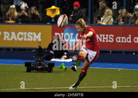 Cardiff, Wales, 7 Nov 2021, Elinor Snowsill takes a Conversion, credit Penallta Photographics/Alamy Live News Stockfoto