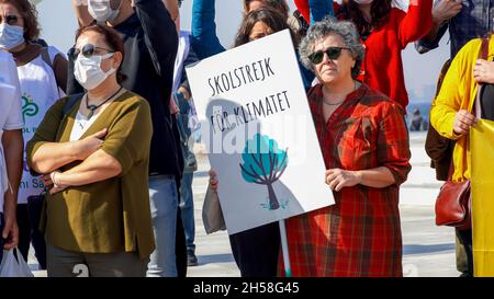 Izmir, Türkei. November 2021. Umweltschützer und Aktivisten haben sich am 6. Oktober zu einer globalen Demonstration versammelt, um gegen die COP26-Glasgow in Izmir, Türkei, zu protestieren. Am selben Tag wurde in der ganzen Welt an verschiedenen Orten und Städten der 'Cop26-Klimagipfel' protestiert. Kredit: İdil Toffolo/Alamy Live Nachrichten Stockfoto