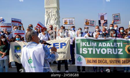 Izmir, Türkei. November 2021. Umweltschützer und Aktivisten haben sich am 6. Oktober zu einer globalen Demonstration versammelt, um gegen die COP26-Glasgow in Izmir, Türkei, zu protestieren. Am selben Tag wurde in der ganzen Welt an verschiedenen Orten und Städten der 'Cop26-Klimagipfel' protestiert. Kredit: İdil Toffolo/Alamy Live Nachrichten Stockfoto