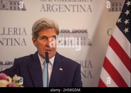 BUENOS AIRES, ARGENTINIEN - 05. Aug 2016: Der US-Außenminister John Kerry spricht während seines Staatsbesuchs in Argentinien vor der Öffentlichkeit Stockfoto