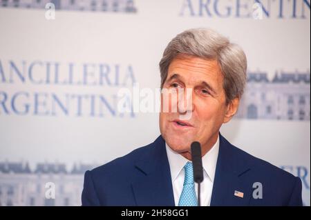 BUENOS AIRES, ARGENTINIEN - 05. Aug 2016: Der US-Außenminister John Kerry spricht vor einem Audientauchbesuch in Argentinien Stockfoto
