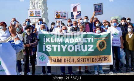 Izmir, Türkei. November 2021. Umweltschützer und Aktivisten haben sich am 6. Oktober zu einer globalen Demonstration versammelt, um gegen die COP26-Glasgow in Izmir, Türkei, zu protestieren. Am selben Tag wurde in der ganzen Welt an verschiedenen Orten und Städten der 'Cop26-Klimagipfel' protestiert. Kredit: İdil Toffolo/Alamy Live Nachrichten Stockfoto