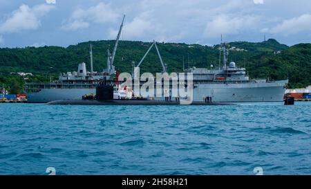 Saipan, Usa. 21. Oktober 2021. Das Schnellangriff-U-Boot USS Hampton der US Navy der Los Angeles-Klasse mooriert neben dem U-Boot-Tender USS Frank Cable zur Nachversorgung am 21. Oktober 2021 in Saipan, Nördliche Marianen. Kredit: MC2 Chase Stephens/U.S. Navy/Alamy Live News Stockfoto